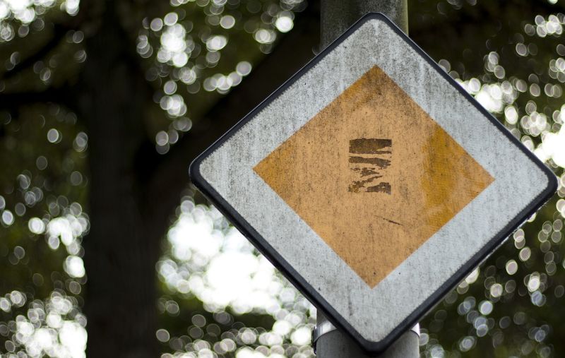 Za zničení dopravního značení se může jít i do vězení