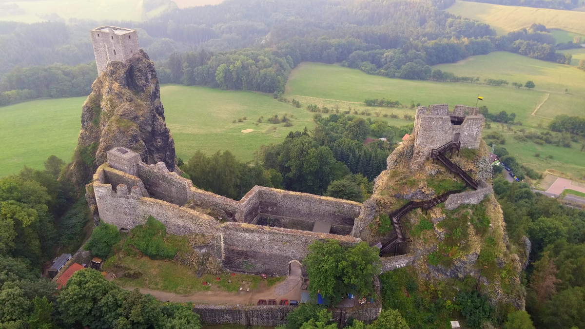 Vzhůru nad střechy domů